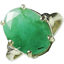 Square shaped green emerald stone ring in platinum plating with cz -